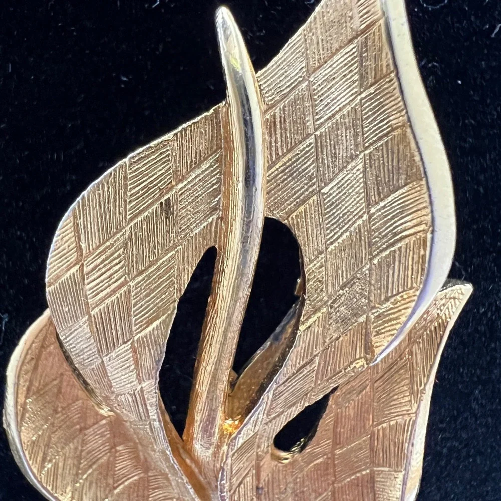 Vintage Gold Tone Textured Leaf Brooch Botanical Mid Century Modern Pin